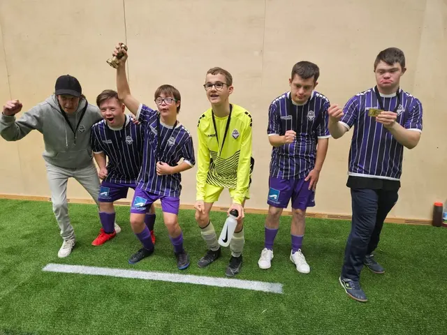 Trainer Haris Borozni mit seinen Kickern. Fast alle sind Kinder oder Jugendliche, nur ein Spieler ist mit Ende 20 schon älter. Borozni betont aber, dass alle willkommen sind, auch Erwachsene: „Je mehr, desto besser.“ | Foto: zVg/Haris Borozni/SV Austria Salzburg
