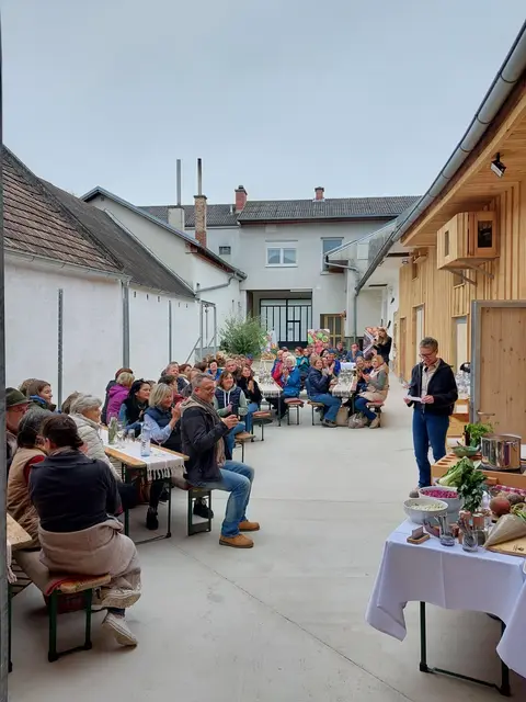Silvia Fruhmann und Kräuterwirtin Gerda Stocker luden zum herbstlichen Slow Food Schmecktakel auf den Hof der Biolandwirtschaft Fruhmann in Karl.