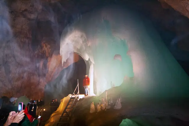 Bild # 2829: Blitzlichtgewitter (kaltes Licht) tauchte das Eis in seine natürliche Farbe. Darüber hinaus sind auch die Rauchfahnen der Karbid- Leuchten gut zu erkennen. | Foto: © by Ing. Günter Kramarcsik