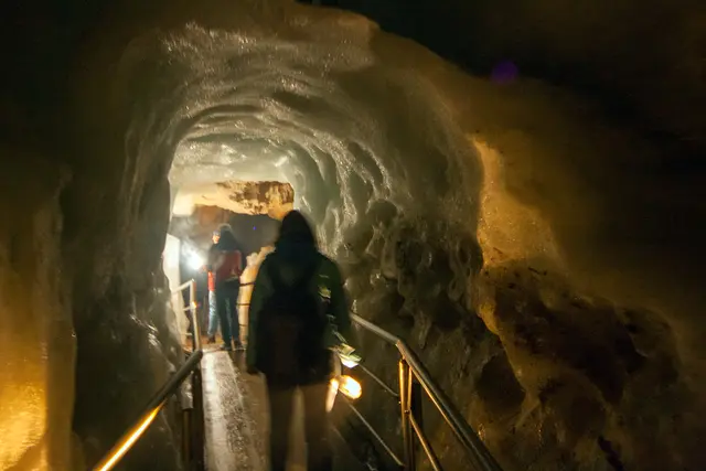 Bild # 2843: Durchschreitung eines Eisstollens. | Foto: © by Ing. Günter Kramarcsik