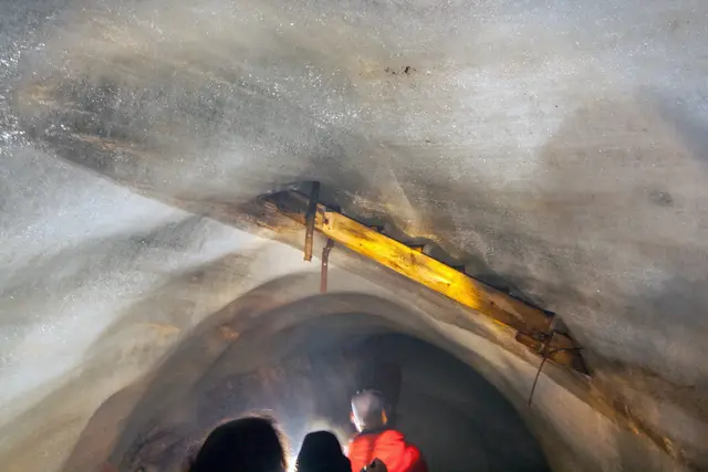 Bild # 2859: hier im Stollen ist an dessen Decke eine alte Holztreppe einer früheren Erschließung ausgeapert.  | Foto: © by Ing. Günter Kramarcsik