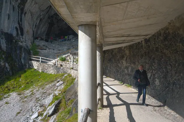 Bild # 2869: letzte Steinschlag- Galerie vor dem Höhleneingang.  | Foto: © by Ing. Günter Kramarcsik