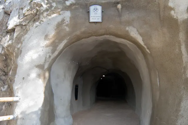 Bild # 285: Das talseitige Stollenportal des Barbarastollens und links in einer Spritzbetonnische die Hl. Barbara wie im Bild # 2882. | Foto: © by Ing. Günter Kramarcsik