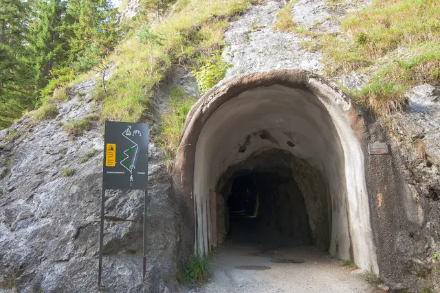 Bild # 2896: talseitiges Portal des Erika- Stollens. Benannt nach den Vornamen der Tunnelpatin. Als Tunnelpatin wird eine Frau bezeichnet, die während der Bauphase eines Tunnels dessen Patenschaft übernimmt. Sie ist fortan während der Bauphase die irdische Vertreterin der Heiligen Barbara, der Schutzpatronin der Bergleute.  | Foto: © by Ing. Günter Kramarcsik