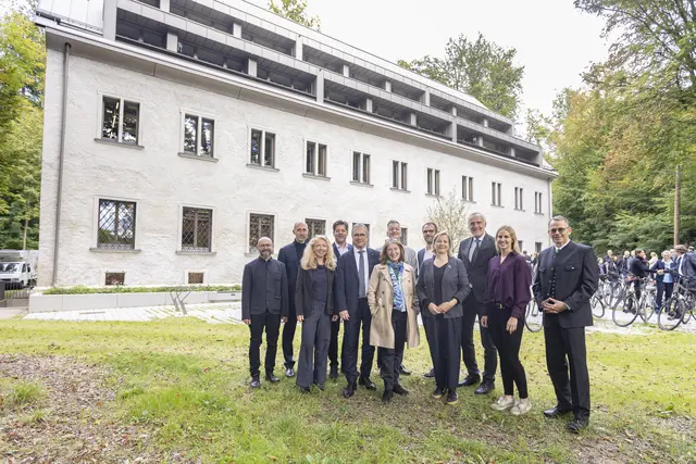 Feierten die Eröffnung des Jesuitenrefektoriums: Hanno Wisiak (KPÖ-Geidorf), Andreas Leb und Jasmin Leb-Idris (Architekt:innen), Stadtbaudirektor Bertram Werle, Rektor Peter Riedler, Bürgermeisterin Elke Kahr, Stadtrat Manfred Eber, Institutsleiter Sebastian Ruin, Vizebürgermeisterin Judith Schwentner, Stadtrat Günter Riegler, Leistungssportlerin Sabine Payer und Günter Hirner (Geschäftsführer der GBG) (v.l.)
| Foto: GBG/ Foto Fischer