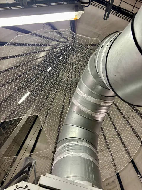 Blick nach oben in den Turmschaft, links fährt der Lift | Foto: MeinBezirk/Birgit Bachhofner