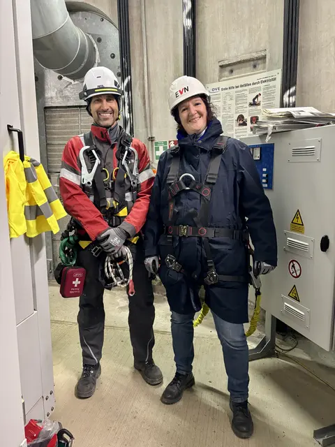 Michael Peter (EVN) und MeinBezirk-Redakteurin Birgit Bachhofner sind bereit für den Aufstieg.  | Foto: MeinBezirk/Birgit Bachhofner