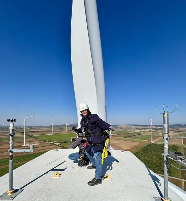 Beweisfoto: MeinBezirk-Redakteurin Birgit Bachhofner war wirklich oben. Im Hintergrund ein längs stehendes Rotorblatt. | Foto: MeinBezirk/Birgit Bachhofner