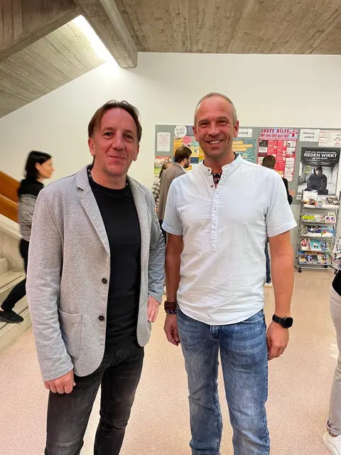 Bernd Steinbrenner (l), Direktor der Mittelschule Ratten kam mit seinen Schülerinnen ebenfalls zum Austausch an die Mittelschule Vorau mit Direktor Josef Faustmann. | Foto: MS Vorau