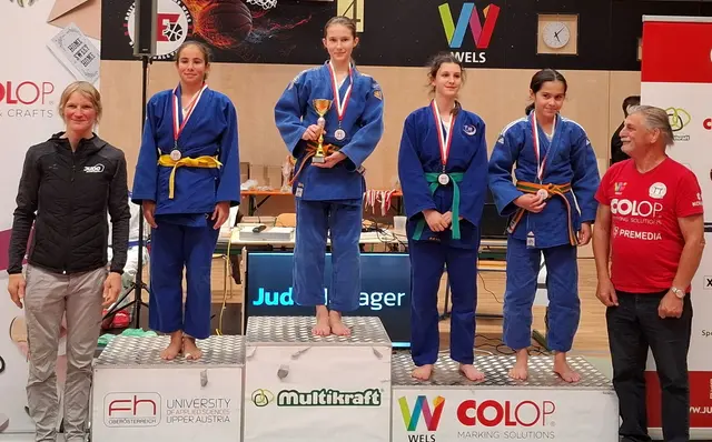 Sarah Sigl (3.v.r.) erreichte den dritten Platz.  | Foto: Sarah Sigl