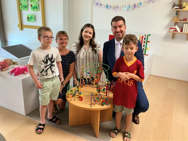 Die neue FSJ-Absolventin Magdalena Pfabigan (Mitte) mit dem Kaufmännischen Direktor
des Landesklinikums Mistelbach-Gänserndorf, Florian Trummer und derLeitung der Betrieblichen Kinderbetreuungseinrichtung, Marion Horvath (li)
Kindern Leo Kühtreiber-Schmidt und Friedrich Fletzer. | Foto: Landesklinikum Mistelbach-Gänserndorf