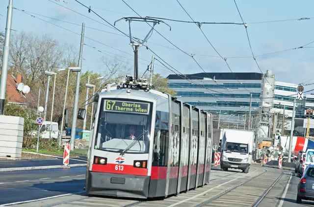 Linie 67 Favoritenstraße vor dem Stockholmerplatz, Type B Ulf, November 2013. (Archiv) | Foto: Wiener Linien/Manfred Helmer
