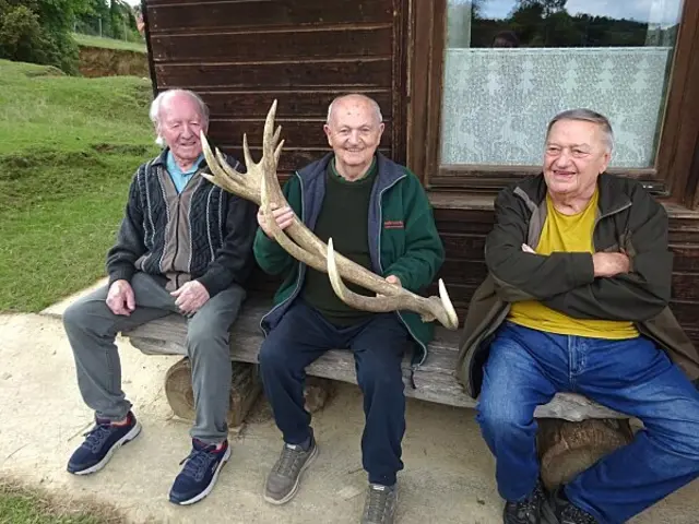 Das Highlight des Ausfluges: Das Durchreichen eines prächtigen Hirschgeweihs, das von den drei ehemaligen Jägern unter den Bewohner:innen, Rupert Riel, Leopold Rosoli und Adolf Baier, neugierig begutachtet wurde. | Foto: SeneCura