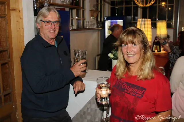 Peter und Gaby Brunner aus Wien hatten Glück und bekamen die letzten Karten für das Blueskonzert von Hans Theessink im Gasthaus Mayer.