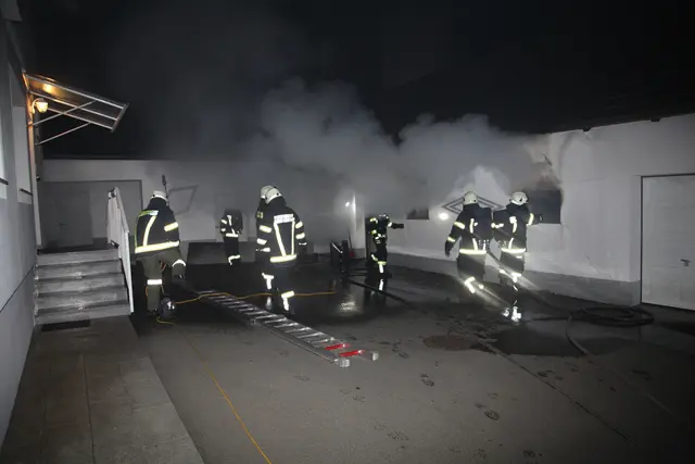 Der Brand im Körblereck brach in einer Werkstätte aus. | Foto: Feuerwehr Jennersdorf/Eduard Erber