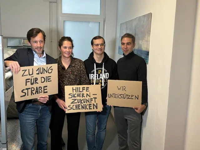 (v.r.n.l.) Tom Adrian, Leiter der Jugendnotschlafstelle a_way, Marlene, Maresi Kienzer, Leiterin des JUCA Wohnhauses für junge Erwachsene und Klaus Schwertner, Caritasdirektor der Erzdiözese Wien. | Foto: Kevin Gleichweit/MeinBezirk