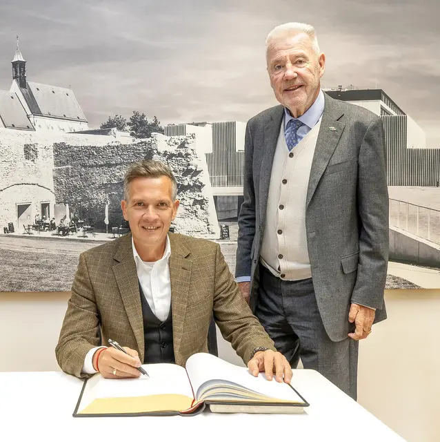 Soprons Bürgermeister Ciprián Farkas mit Bürgermeister Klaus Schneeberger. | Foto: Stadt Wiener Neustadt/Weller