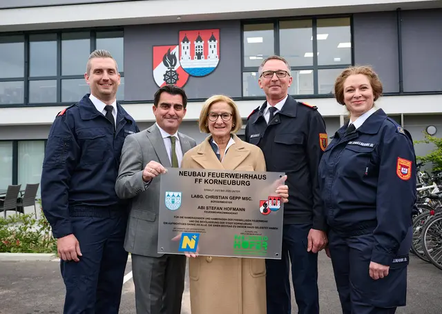 Vor dem neuen Feuerwehrhaus in Korneuburg: Feuerwehrkommandant-Stellvertreter Martin Jany, Bürgermeister Christian Gepp, Landeshauptfrau Johanna Mikl-Leitner, Landesfeuerwehrkommandant-Stellvertreter Martin Boyer und Barbara Thullmann, die Leiterin des Verwaltungsdienstes. | Foto: NLK Pfeiffer