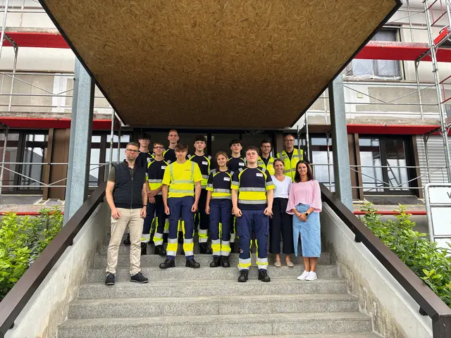 Insgesamt 21 junge Menschen haben kürzlich ihre Lehre bei Egger begonnen. | Foto: Egger