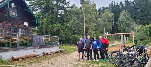 Die Mountainbiker vor der Braunberghütte | Foto: ÖAAB