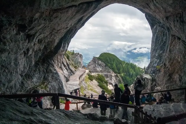 Bild # 2814: Blick von der mächtigen Eingangshöhle hinaus in die Pongauer Landschaft  | Foto: © by Ing. Günter Kramarcsik