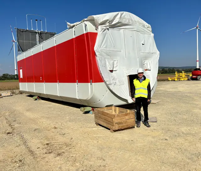 Größenvergleich: Die Gondel ist überraschend geräumig. | Foto: MeinBezirk/Birgit Bachhofner