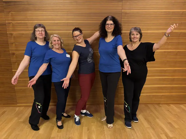 Die Tänzerinnen vom Verein: Evelyne Scholz, Emilie Marx, Cathi Castek, Obfrau Karin Hofbauer und Carmen Horstmann. | Foto: Victoria Edlinger