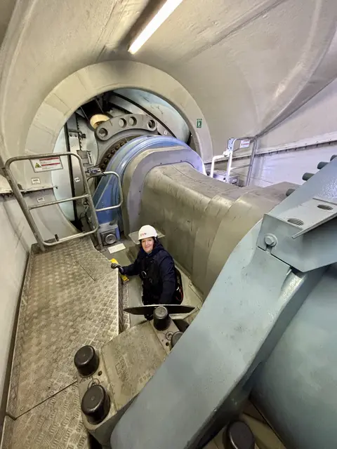Endlich in der Gondel angelangt. In der runden Öffnung im Hintergrund sitzt die Nabe mit den Rotorblättern. | Foto: MeinBezirk/Birgit Bachhofner