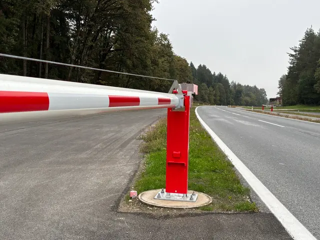 Auf beiden Straßenseiten wurden Kontrollplätze angelegt und mit Schranken versehen, da sie nur für diesen Zweck gedacht sind, nicht als Parkplatz. | Foto: Privat