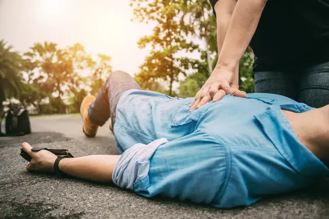 Erste Hilfe umfasst nicht nur dramatische Unfälle, sondern auch Alltagsthemen wie Verbrennungen oder Schnittverletzungen. | Foto: DJ Creative Studio.stock.adobe.com