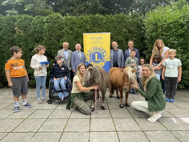 Lions Club mit den Schülerinnen und Schülern und den Ponys „Kessa“ und „Tiramisu“ und dem Team des Projekts „Pony to go“. | Foto:  Andreas Simhofer