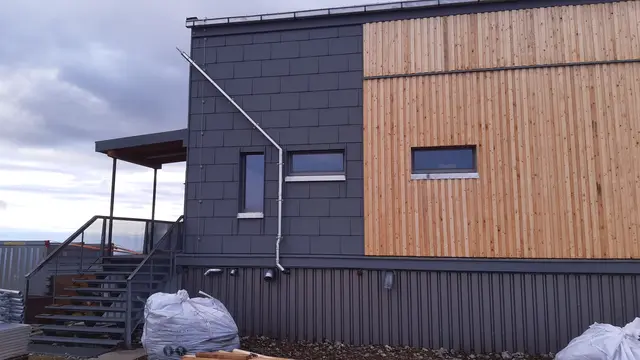 Fassadensanierung 2022 beim Schiestlhaus auf 2156 Meter – auch "hohen" Herausforderungen ist die Windhaber GmbH gewachsen. | Foto: Windhaber
