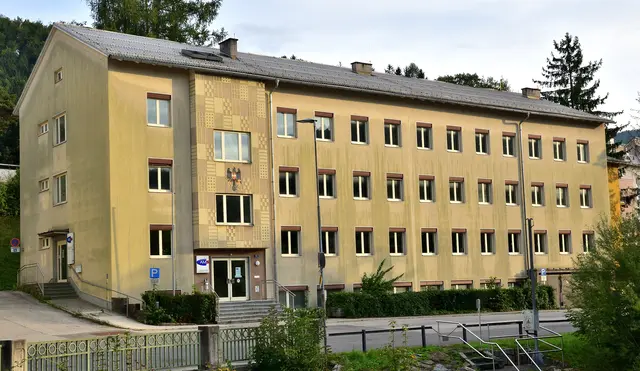 "Der ansehnliche Bau umfaßt 43 Arbeitsräume und vier Wohnungen", ist in der Regionalzeitung "Amstettner Bote" am 4. Oktober 1956 zu lesen. Heute befindet sich im viergeschoßigen Gebäude (ehem. Finanzamt, Arbeitsamt, Vermessungsamt) nur noch das Arbeitsmarktservice (AMS) im Hochparterre. 
 | Foto: Hans-Peter Kriener