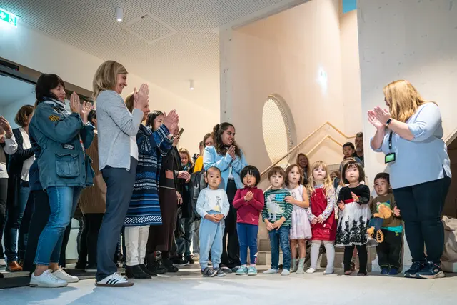 Zur Eröffnung sangen Kinder des ISTA Kindergartens passend zur Jahreszeit über den Herbst. | Foto: ISTA