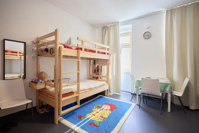 Bei der Führung erhielt man einen Einblick in das Haus. Die Bewohnerinnen und Bewohner kommen in Familienunterkünften, und Wohngemeinschaften (Mehrbettzimmer) unter.  | Foto: Johannes Hloch