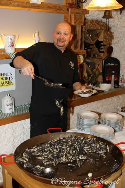 Nachspeise gefällig? Küchenchef Roland Mayer servierte hausgemachte Mohnnudeln für die Naschkatzen des Abends.