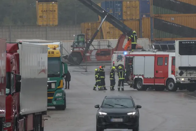 In Edt bei Lambach konnte ein Lkw-Lenker von der Feuerwehr nur mehr tot aus seiner Fahrerkabine geborgen werden. | Foto: laumat.at