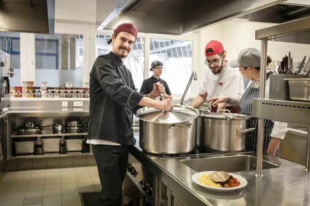 Bei AFit Deutschlandsberg wird täglich ein hochwertiger Mittagsteller gekocht und ist mit dem Grünen Teller Top ausgezeichnet. | Foto: Jugend am Werk Steiermark / Miriam Raneburger