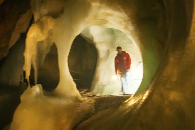 Bild # 2823: in der totalen Finsternis der Höhle ist die Karbidlampe und das Magnesiumlicht punktuell fast alles überstrahlend und der Rest taucht in die Dunkelheit rasch ab. Als Erinnerungsfoto ist es mir gut genug, aber als ambitionierte Hobbyfotograf bin ich trotzdem enttäuscht. | Foto: © by Ing. Günter Kramarcsik