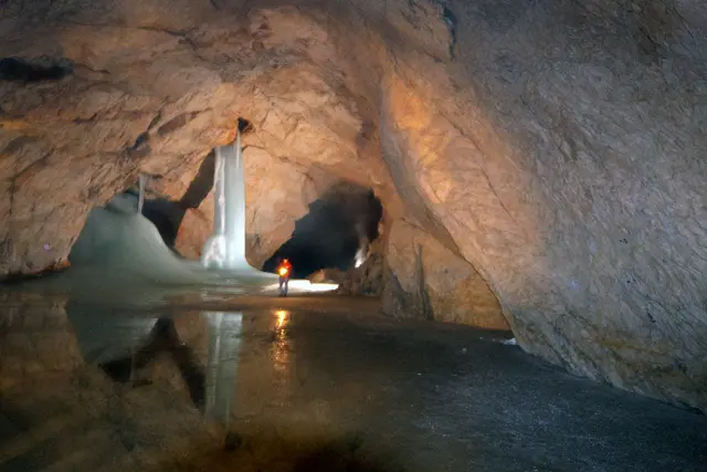 Bild # 2850: hier im Eispalast (1.756 m). Hier endet der begehbare Höhlenabschnitt. Ab hier gibt es auch keine zusammenhängenden Eisplatten mehr. | Foto: © by Ing. Günter Kramarcsik