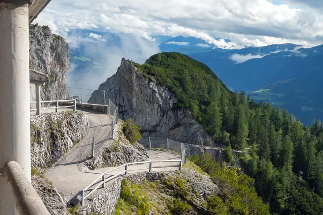 Bild # 2870: Blick von der letzten Steinschlag- Galerie hinunter auf den Zugang. | Foto: © by Ing. Günter Kramarcsik