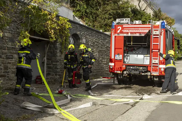 Unter Atemschutz und mit einer Löschleitung ging anschließend der erste Trupp in den Keller vor. | Foto: Manfred Wimmer