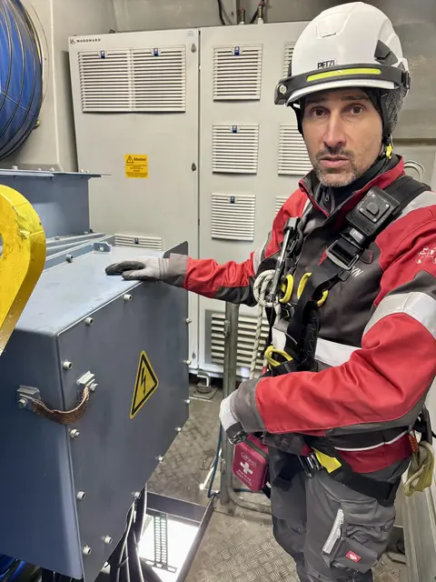 Michael Peter (EVN) zeigt den Trafo | Foto: MeinBezirk/Birgit Bachhofner