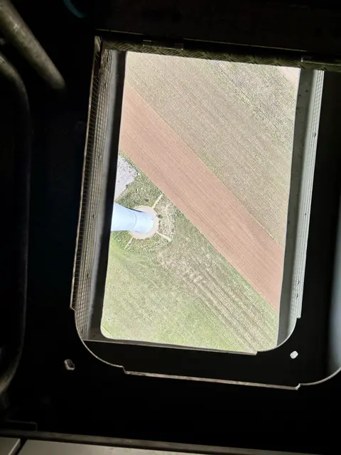 Blick auf den Turmschaft aus einer Öffnung am Gondelboden | Foto: MeinBezirk/Birgit Bachhofner