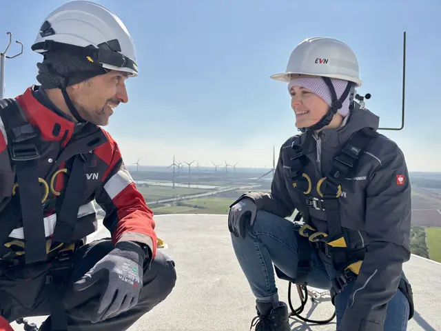 Nur gut gesichert geht es auf das Gondeldach, hier Michael Peter und Katharina Rauch (beide EVN Naturkraft) | Foto: MeinBezirk/Birgit Bachhofner