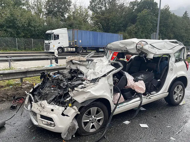 Vor dem Grenzübergang am Walserberg ist ein 67-jähriger Kärntner mit seinem Skoda Yeti ungebremst auf einen stehenden türkischen Lastwagen aufgefahren. | Foto: BRK BGL