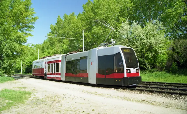 Ulf Versuchsträger 2. Ausführung mit Porsche-Design, Mittelteil niederflurig und Heckteil c-Beiwagen in Oberlaa 1994. (Archiv) | Foto: Wiener Linien