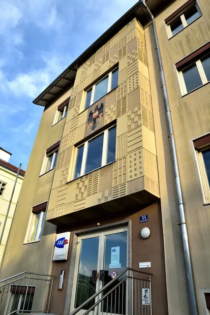 Künstlerische Ausgestaltung (Sgraffito und Mosaik) an der auskragenden Wand am Gebäude in der Gaminger Straße 35 in der Bezirkshauptstadt Scheibbs. | Foto: Hans-Peter Kriener
