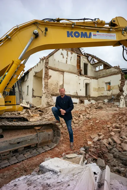 Titelfoto Neunkirchen: Die Stunden von Markt 82 in Kirchberg am Wechsel sind gezählt. Wie Bürgermeister Sebastian Pass (Bild) verrät, sollen hier eine Bäckerei und ein Fitnessstudio entstehen. | Foto: Santrucek