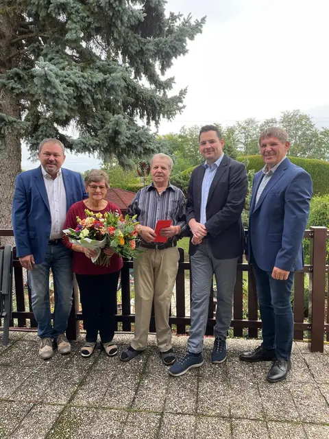 Die Jubilare Maria und Robert Fischer, Bgm. Peter Schaludek, GGR. Lukas Bock und GGR. Gerhard Schindler. | Foto: Marktgemeinde Ringelsdorf-Niederabsdorf